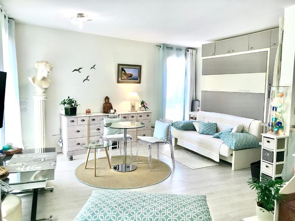 un salon avec un canapé et une table dans l'établissement ANTINEA, à Cassis