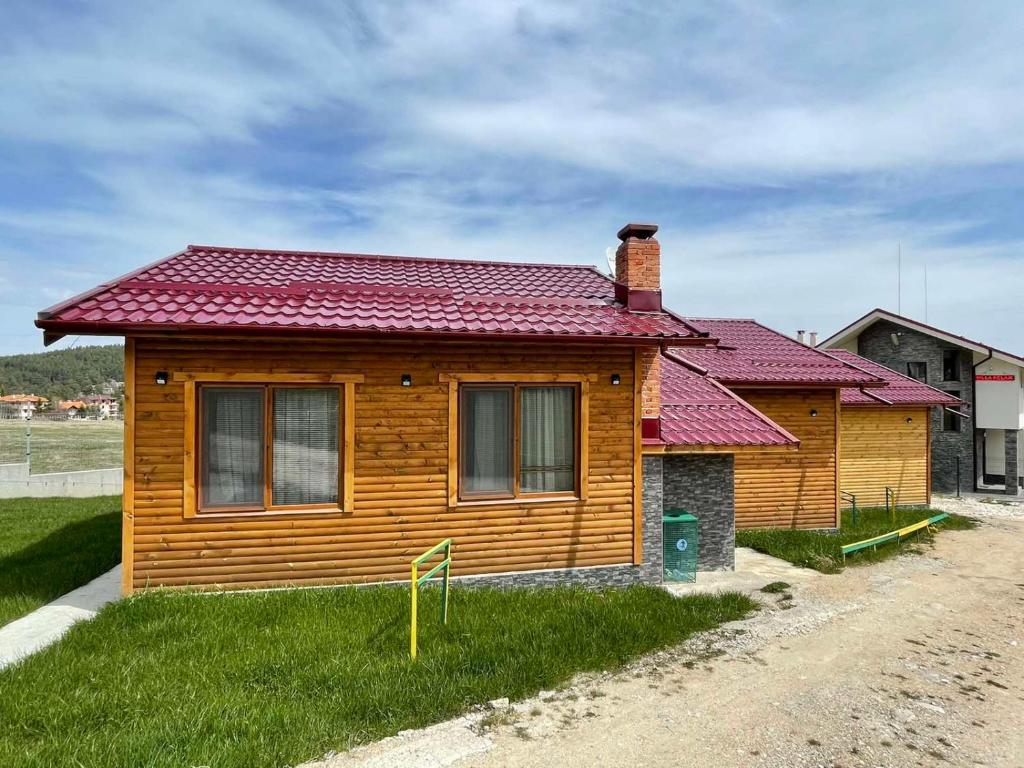 席闊維沙爾克的住宿－Къщи Мaхони，一座带红色屋顶的小木房子