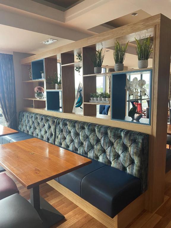 Posezení v ubytování Allingham Arms Hotel