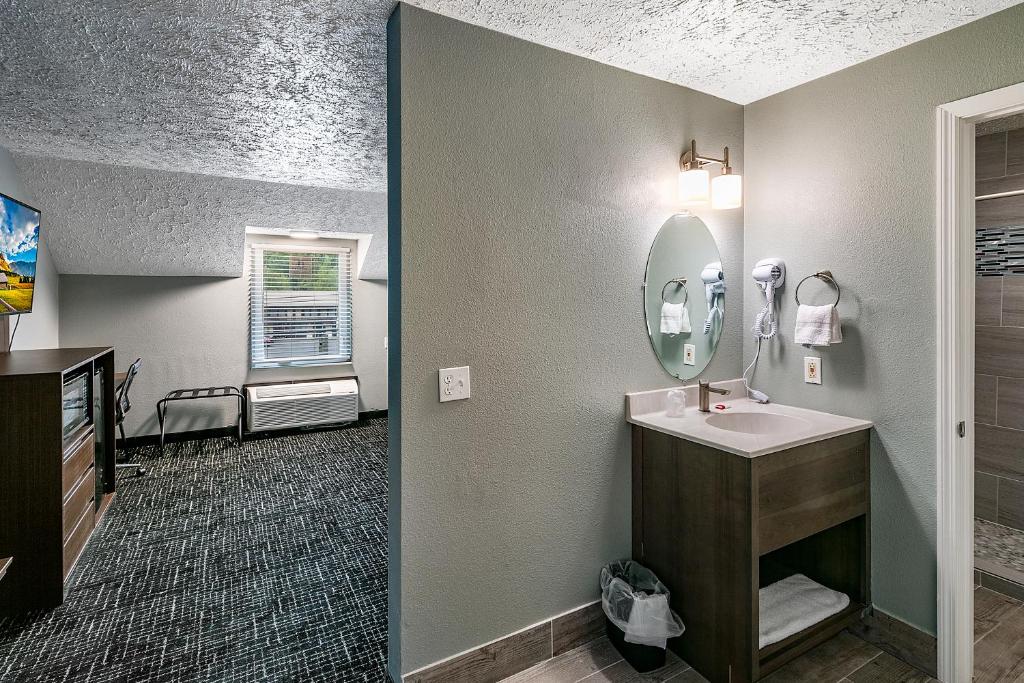 a bathroom with a sink and a mirror at Gatlinburg Mountain Inn in Gatlinburg
