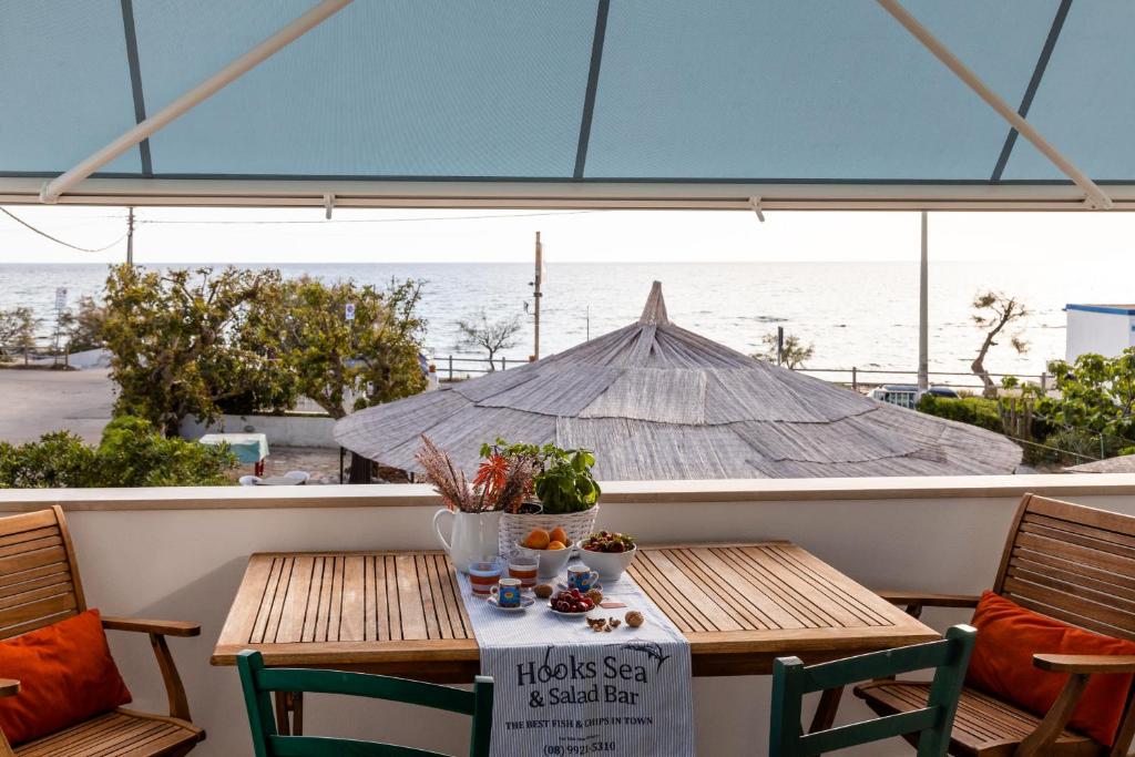 tavolo e sedie con vista sull'oceano di Casa di Marco Lungomare Jonio a Lido Conchiglia