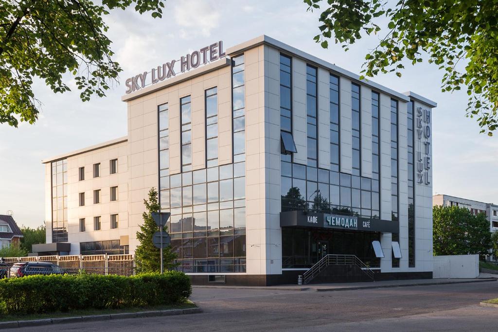ナーベレジヌイェ・チェルヌイにあるSky Lux Hotel & Spaの看板の建物