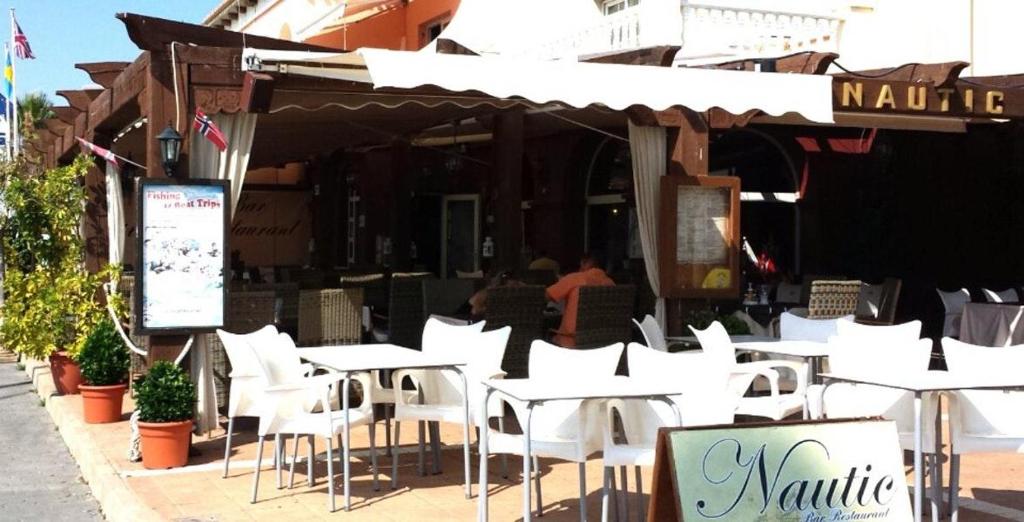 A restaurant or other place to eat at Apartamento Marina Port sea view