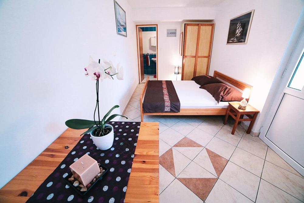 Fotografia z galérie ubytovania Studio Apartment in Duce with Sea View, Terrace, Wi-Fi (4167-10) v destinácii Duće