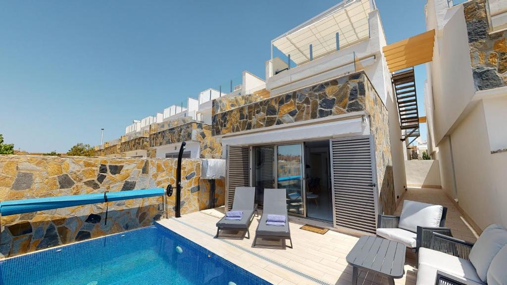 Villa con piscina al lado de un edificio en Villa Mercurio - A Murcia Holiday Rentals Property, en Los Alcázares