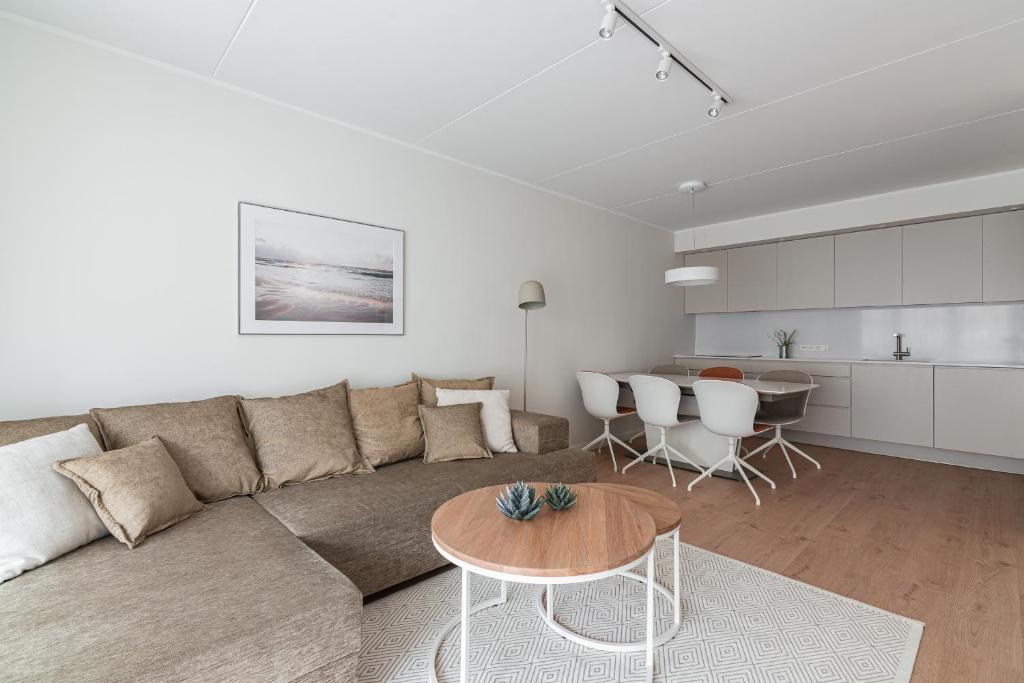 un soggiorno con divano e tavolo di Modern City Center Apartment a Tallinn