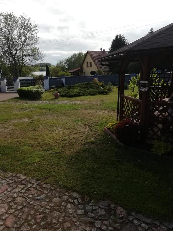 Vonkajšia záhrada v ubytovaní Apartamenty Kołczewo