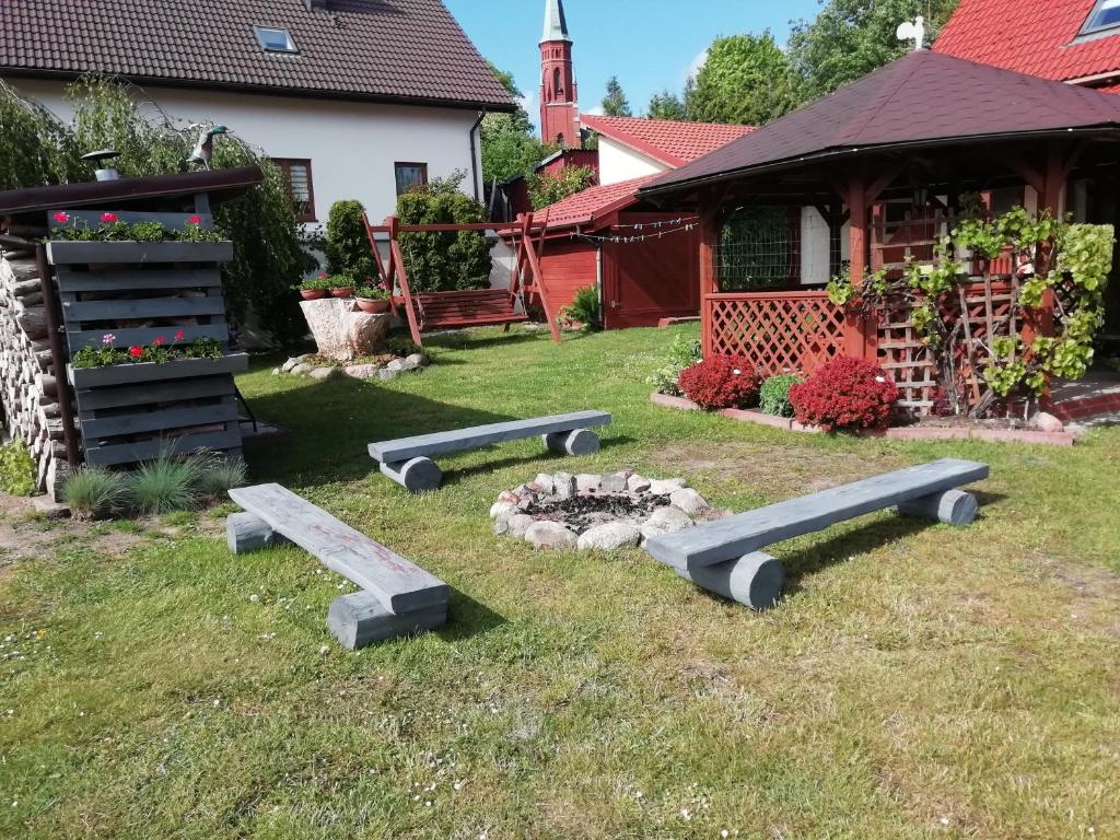 Vonkajšia záhrada v ubytovaní Apartamenty Kołczewo