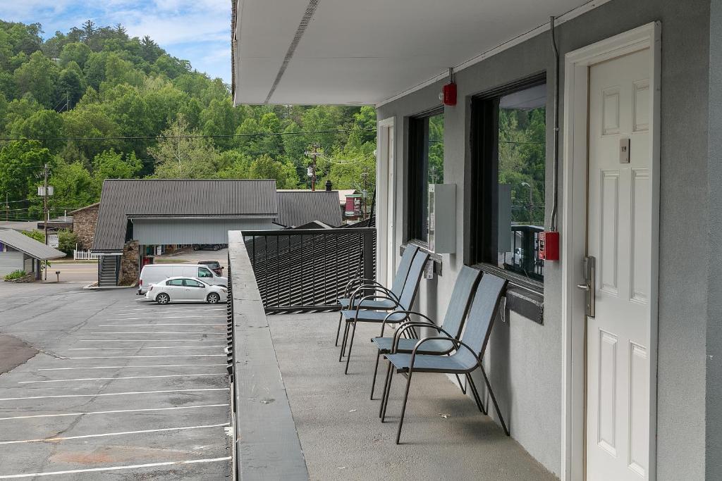 a row of chairs sitting on the porch of a house at Gatlinburg Mountain Inn in Gatlinburg