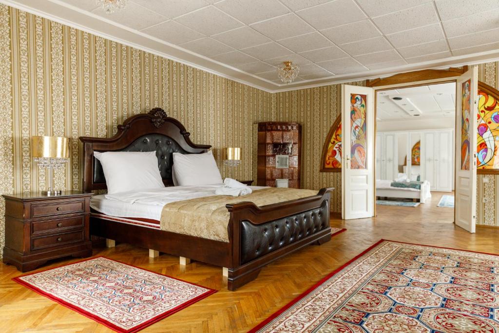 - une chambre avec un grand lit et un tapis dans l'établissement Imperial Boutique, à Braşov