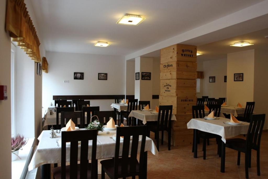 A restaurant or other place to eat at Stan és Panzió