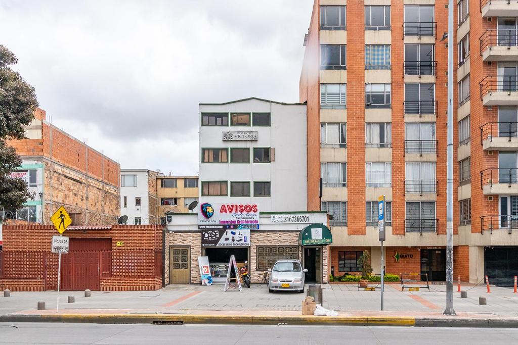 un coche está estacionado frente a un edificio en CASA HOTEL VICTORIA Av 30, en Bogotá