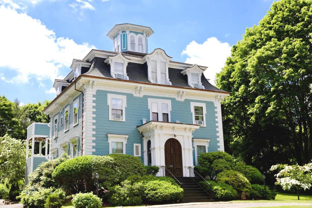 een blauw huis met een toren erop bij The Hotel Marblehead in Marblehead