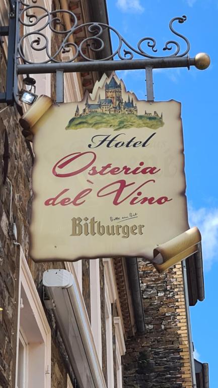 Hotel Osteria Del Vino Cochem في كوشيم: لافته للمطعم على جانب المبنى