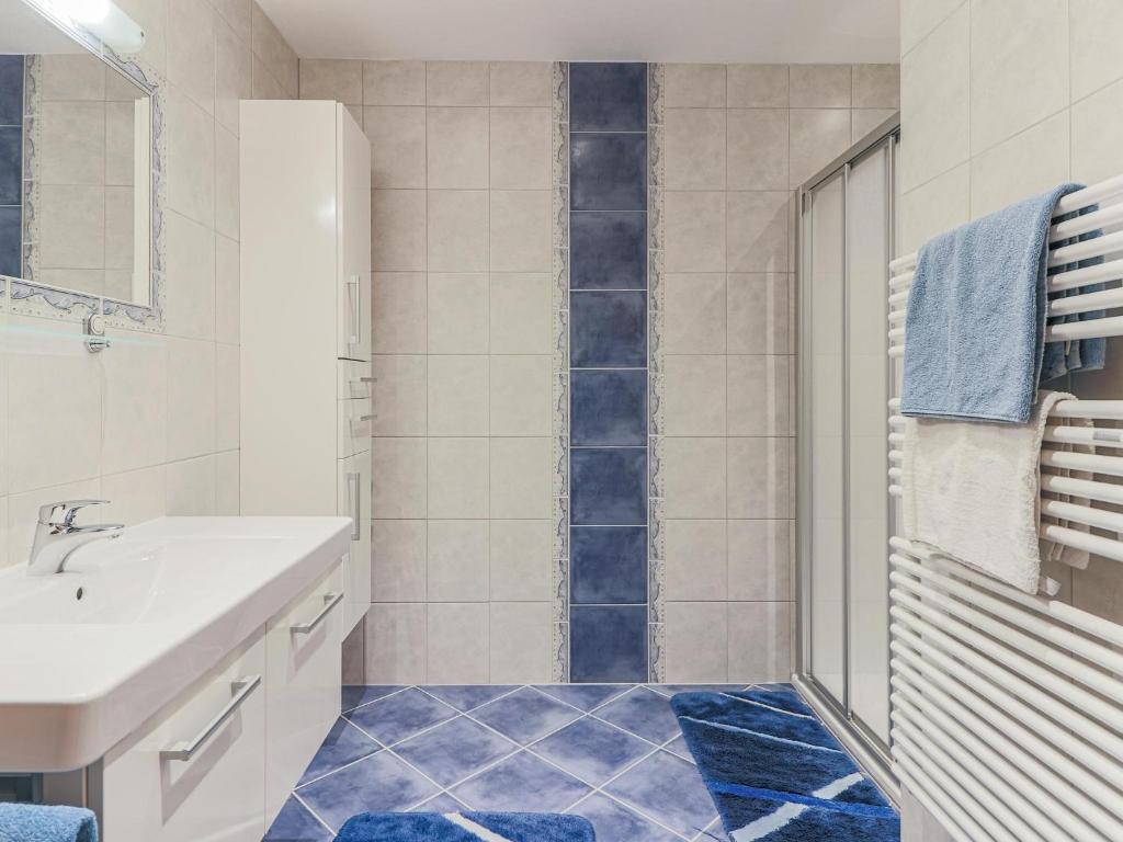 A bathroom at Koglbauer - Apartment Nr 4