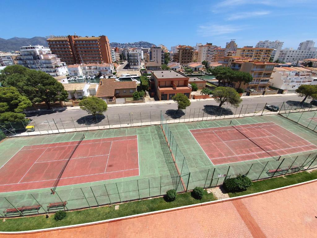 Tenis alebo squash v ubytovaní Estudio Grisland Pool alebo jeho okolí