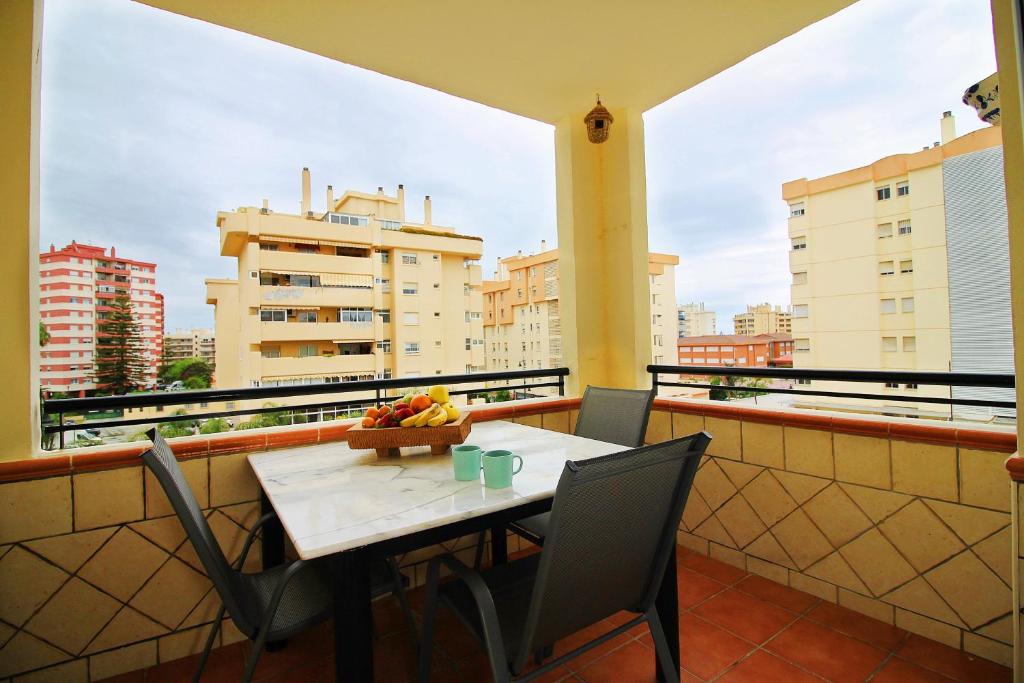- une table avec un bol de fruits sur le balcon dans l'établissement Apartment Avenida Miramar, à Fuengirola
