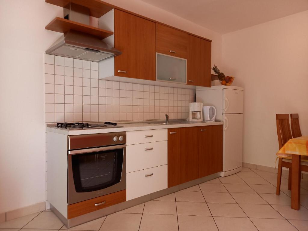 Kuchyňa alebo kuchynka v ubytovaní Apartments Mirjana Baška