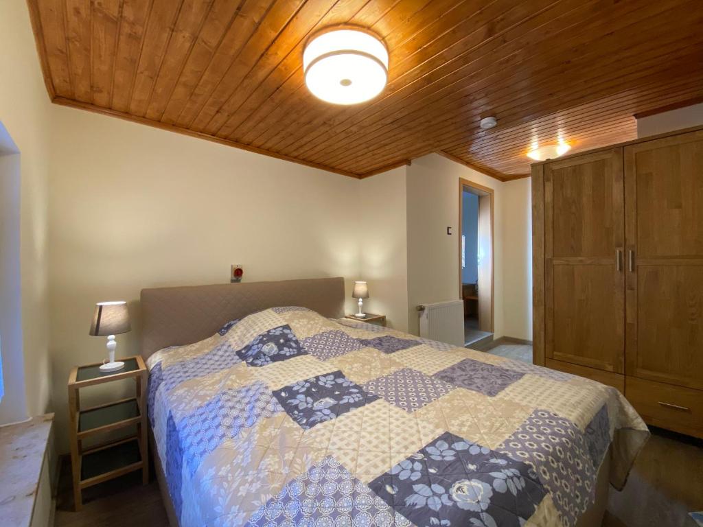 1 dormitorio con 1 cama con edredón en Haus zum See en Zwenkau