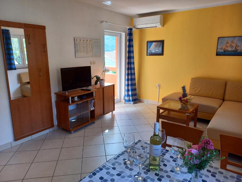 Televízia a/alebo spoločenská miestnosť v ubytovaní Apartments Mirjana Baška