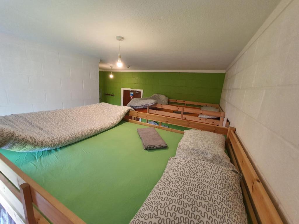 Postel nebo postele na pokoji v ubytování Basecamp Wales