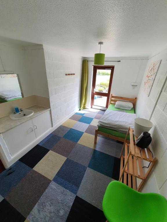 Postel nebo postele na pokoji v ubytování Basecamp Wales