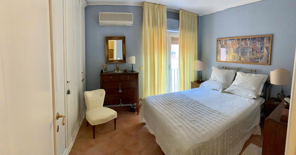 Duomo Square Apartment tesisinde bir odada yatak veya yataklar