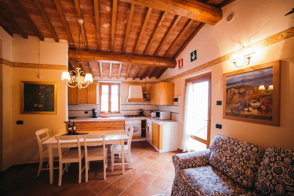 a kitchen and living room with a table and a couch at Borgo 7 TigliAppartamento a Montepulciano n5 in Montepulciano