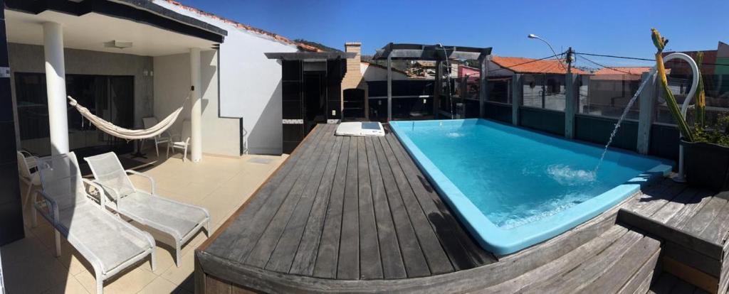 uma piscina no telhado de uma casa em Pousada bon vivant praia dos anjos arraial do cabo em Arraial do Cabo