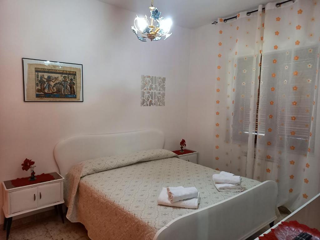 Habitación blanca con cama y ducha en Casa Emilia, en Marano Principato