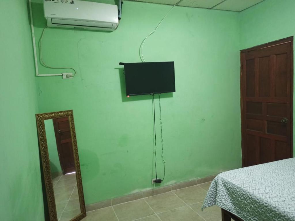 A television and/or entertainment centre at Hostal Familiar Argeñal