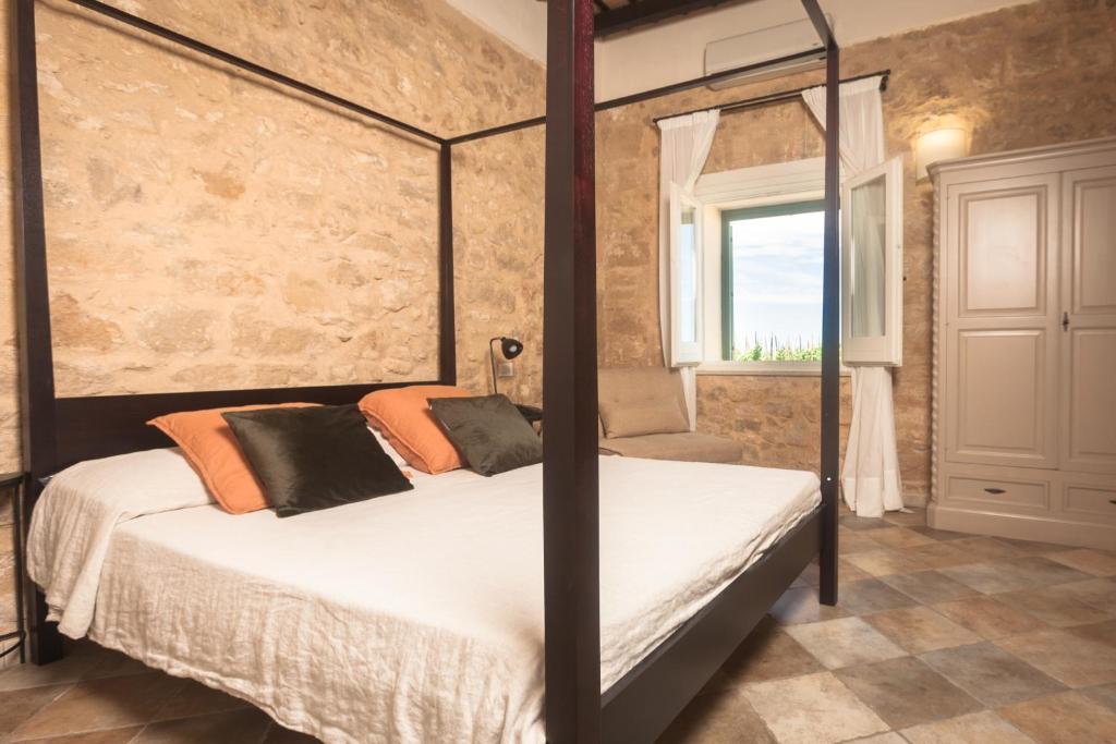 Postel nebo postele na pokoji v ubytování Agriturismo Baglio Donnafranca Wine Resort