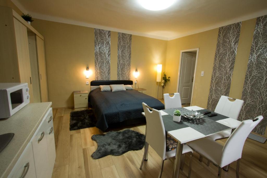 Postel nebo postele na pokoji v ubytování Angyal apartman