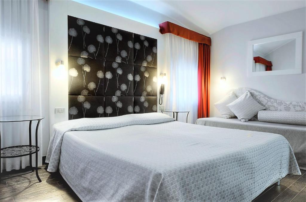 Postel nebo postele na pokoji v ubytování Hotel Aaron