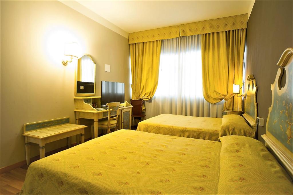 TV a/nebo společenská místnost v ubytování Hotel Aaron