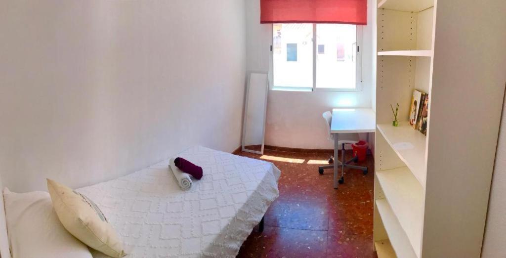 Habitación pequeña con sofá blanco y ventana en Apartamento en el centro de Malaga, en Málaga