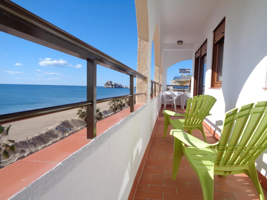 d'un balcon avec des chaises et une vue sur la plage. dans l'établissement Primera Línea de Playa, Ada Benedicto XIII, Aire acondicionado, WiFi, Parking, à Peñíscola