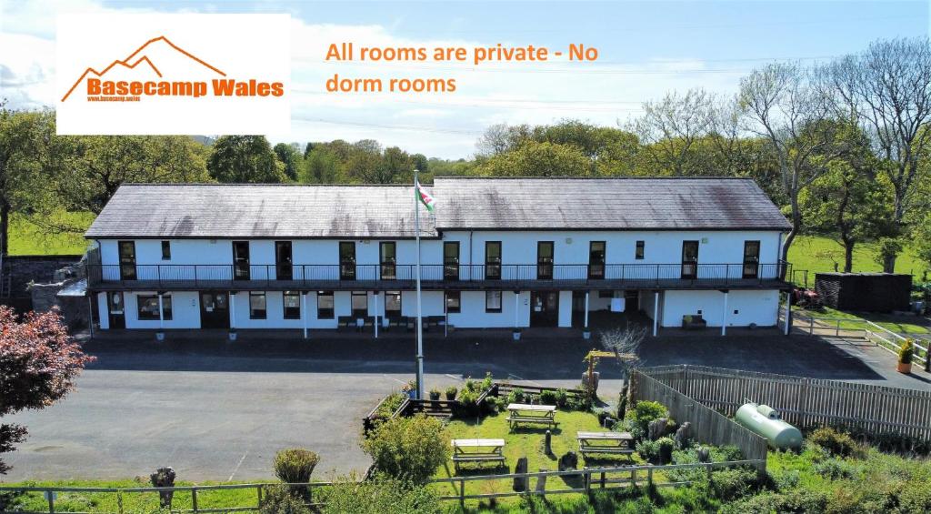 un'immagine di un edificio con le parole tutte le camere sono private non dormitori di Basecamp Wales a Llanllyfni