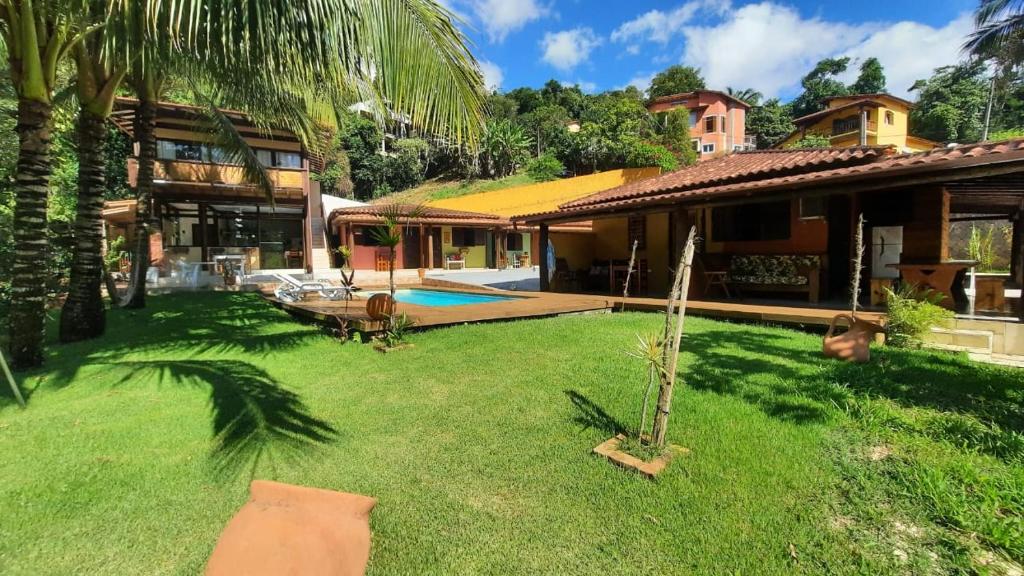 a backyard of a house with a pool at Moana Ilhabela in Ilhabela