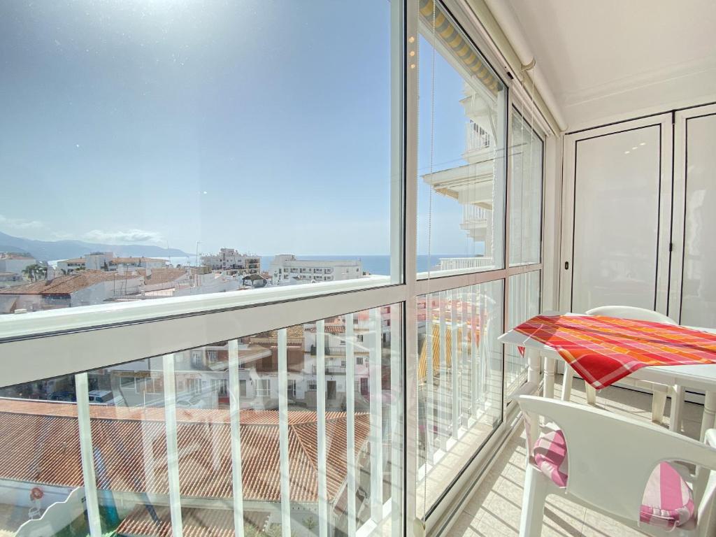 balkon z widokiem na miasto w obiekcie Coronado 73 Apartments Casasol w mieście Nerja