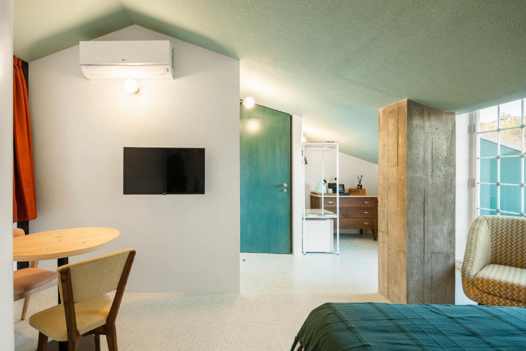 Uma televisão e/ou sistema de entretenimento em Covelo - The Original Rooms and Suites