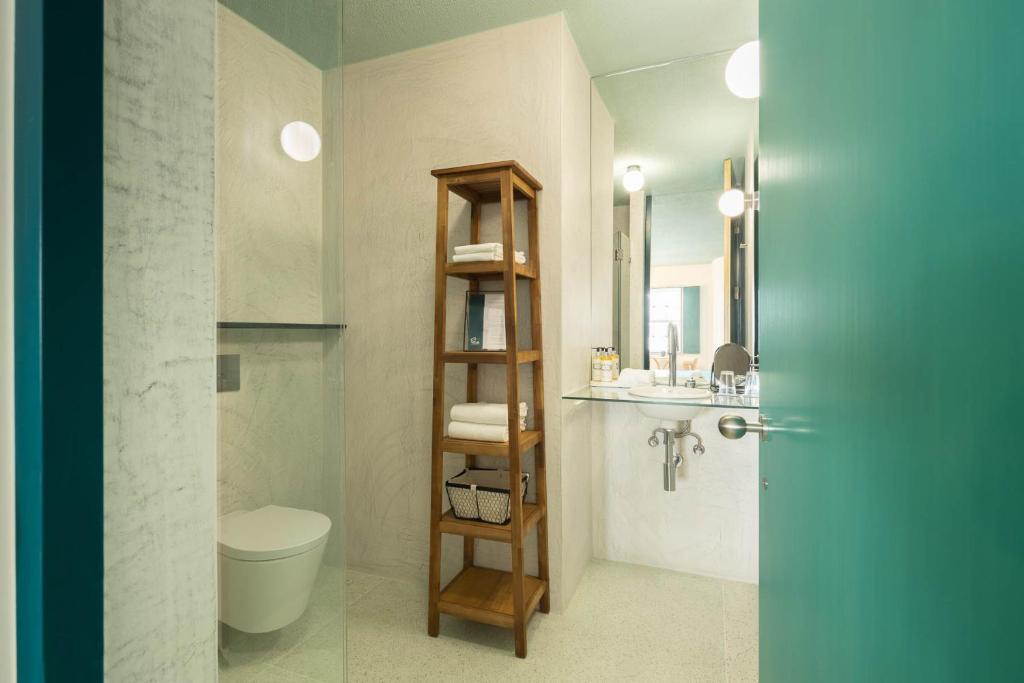 Uma casa de banho em Covelo - The Original Rooms and Suites