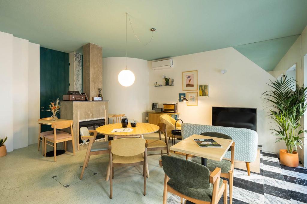 Uma área de estar em Covelo - The Original Rooms and Suites
