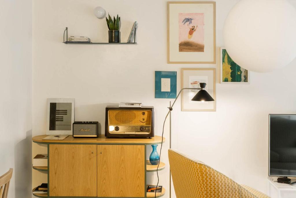 Uma televisão e/ou sistema de entretenimento em Covelo - The Original Rooms and Suites
