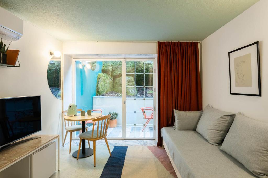 Uma televisão e/ou sistema de entretenimento em Covelo - The Original Rooms and Suites