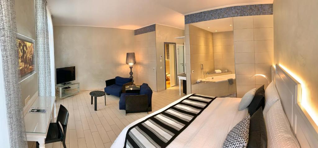 
Deluxe Twin Room with Lake View
