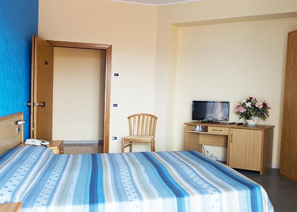 Postel nebo postele na pokoji v ubytování Hotel Parthenius Cirella di Diamante