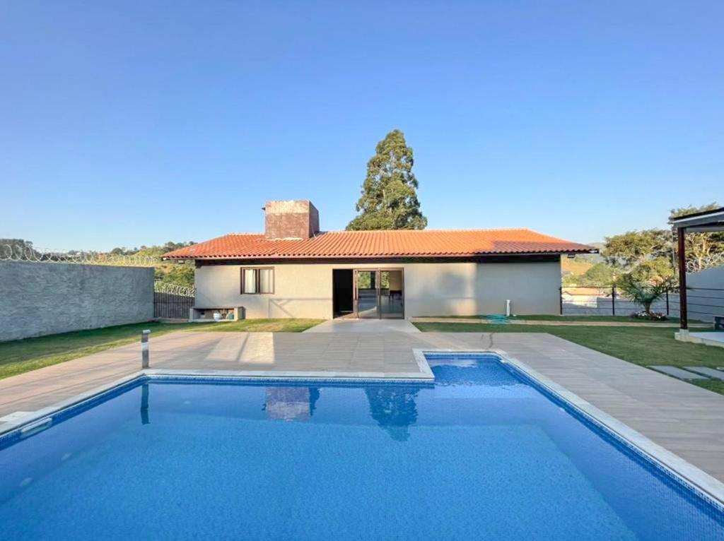  Casa com Elevado Padrão em Atibaia - Comodidade e Segurança