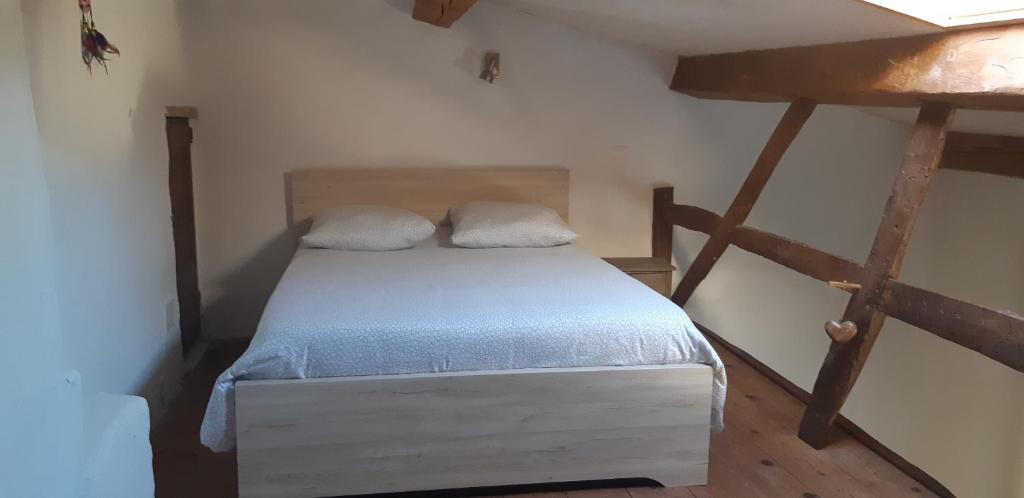 A bed or beds in a room at BANDOL Maison de Campagne