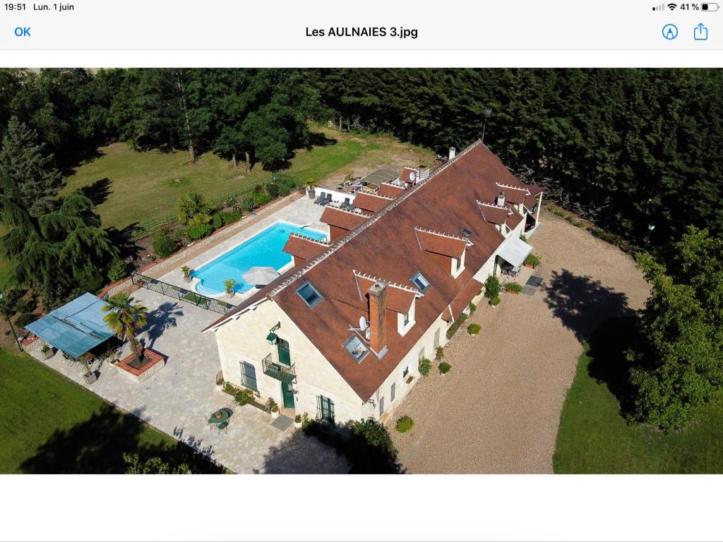 an aerial view of a house with a swimming pool at Les Aulnaies - B&B in Mareuil-sur-Cher